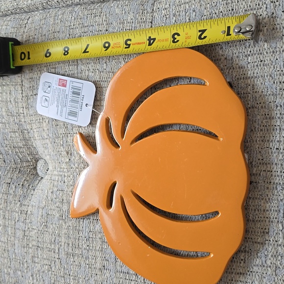 TABLETOPS GALLERY BRAND ORANGE PUMPKIN METAL TRIVET - Picture 8 of 8